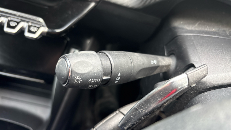 Peugeot 208 1.2 PureTech 100 Allure 5dr EAT8 Petrol Hatchback